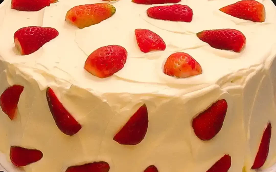 Ponqué de Fresas con Crema